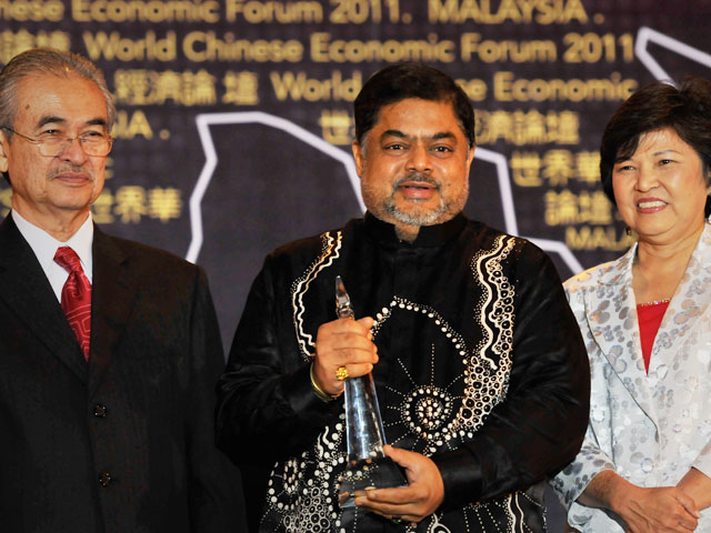 Vijay Eswaran wins Philanthropy Award at World Chinese Economic Forum