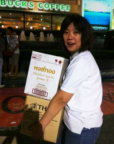 QI Staff Use Innovative Method to Aid Thai Flood Victims