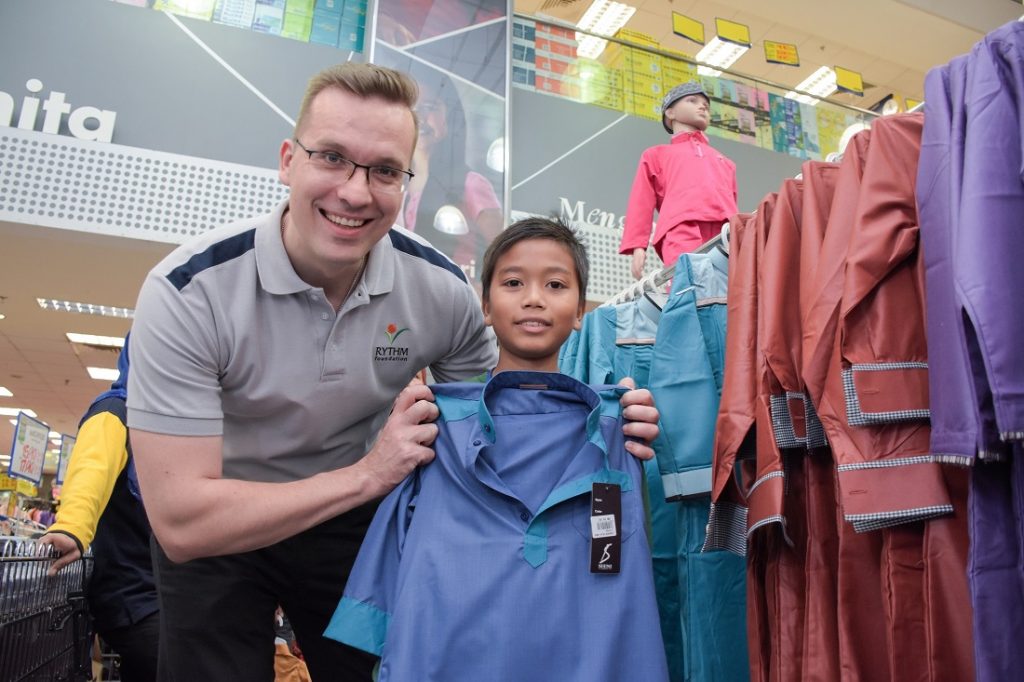 Special treat for 35 underprivileged children at QNET Ramadhan event